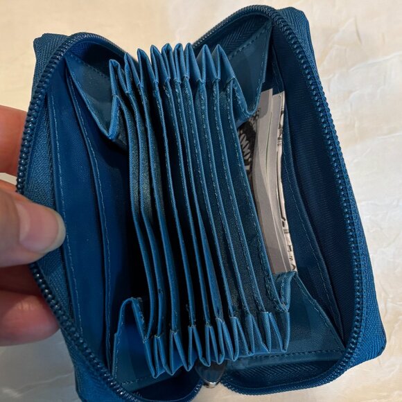 Big Skinny Polka Accordion card case, brand new, in teal blue - Picture 2 of 11